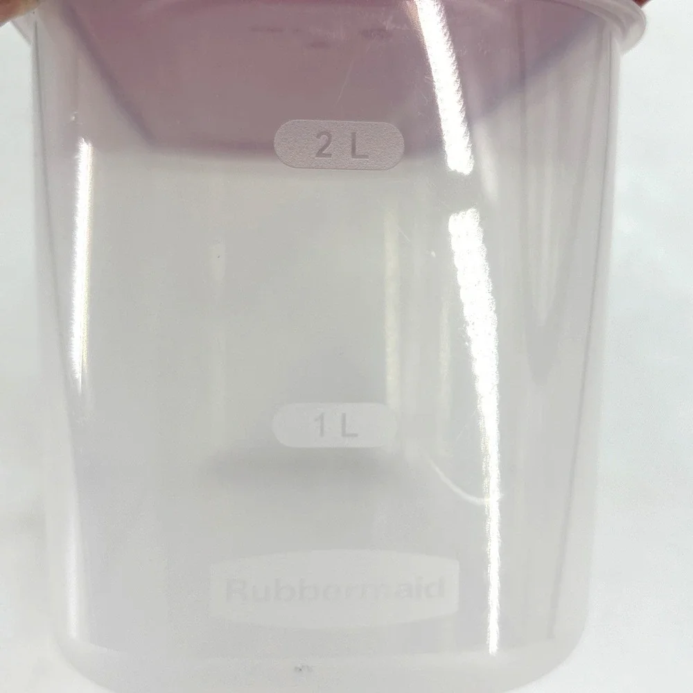 Rubbermaid container 10